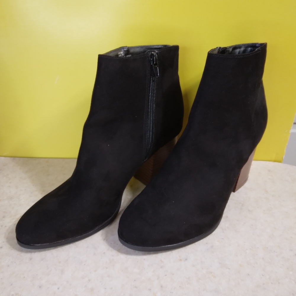 Nest Malibu Stacked Heel Bootie, Women's size 9M.